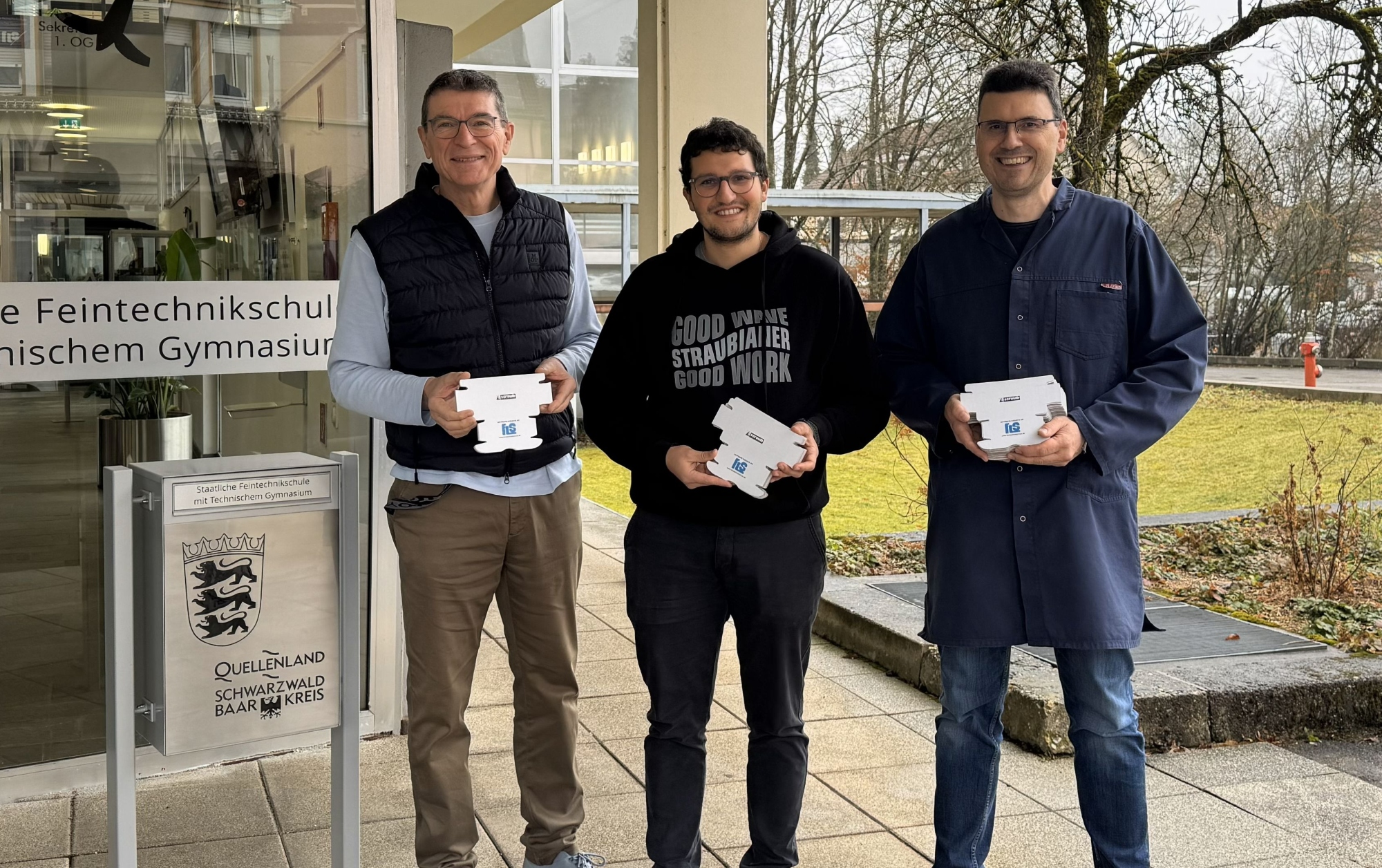 v.l.: Schulleiter Thomas Ettwein, Simon Kropfreiter (Ausbildungsleiter Straub-Verpackungen) und Fachlehrer Michael Miksic bei der Übergabe von Verpackungen für die I4.0-Lernfabrik