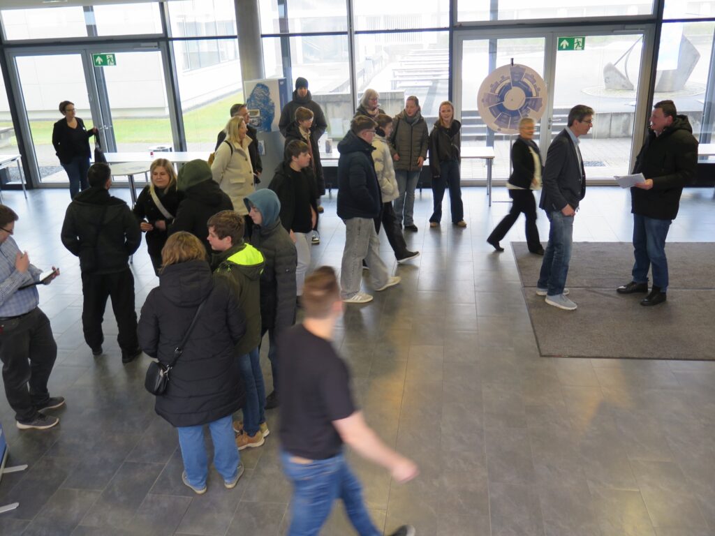 03a Schulleiter Ettwein empfängt Besucher