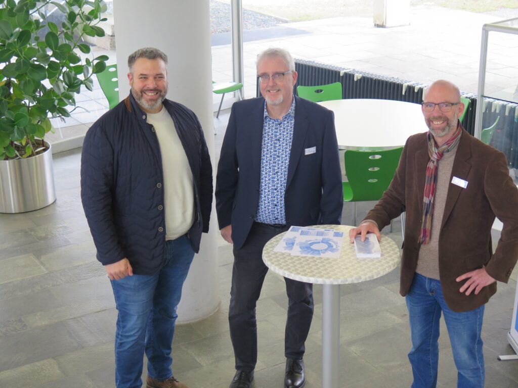 03b Abteilungsleiter Fehrenbacher und Mergenthaler informieren Besucher in A_Aula