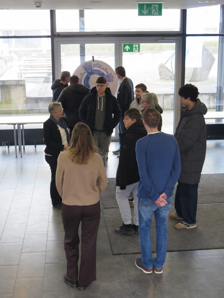 04b Lehrerin Glaser beantwortet Besuchern letzte Fragen