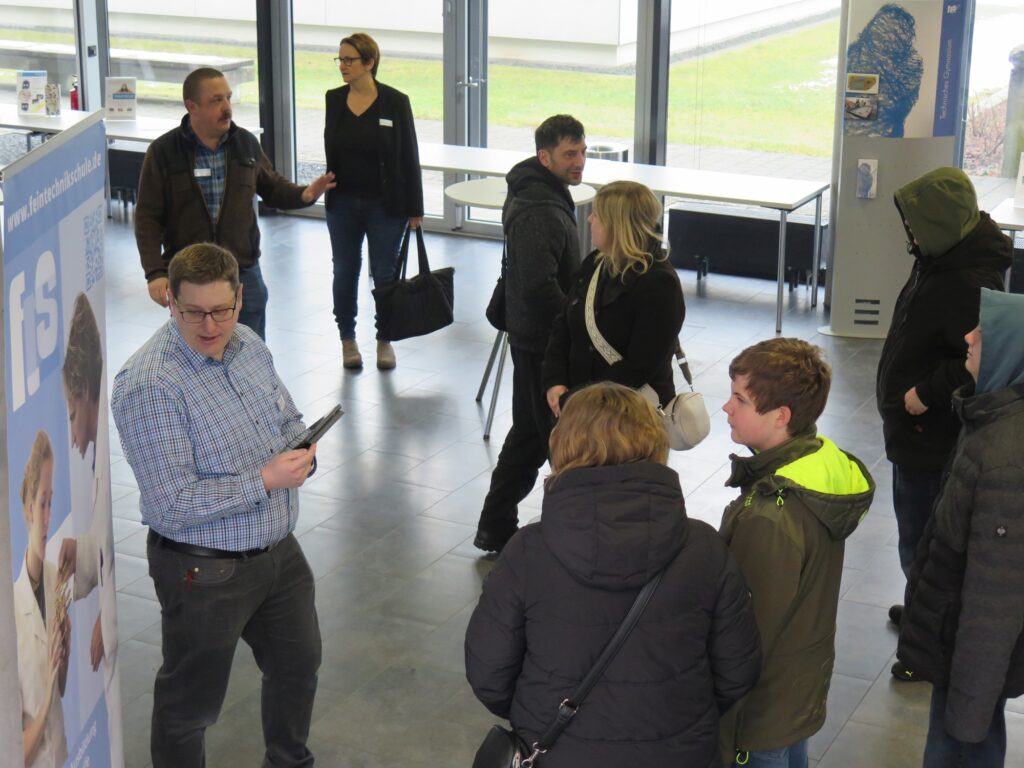 05 Berufsfachschullehrer Tissen empfängt Besucher
