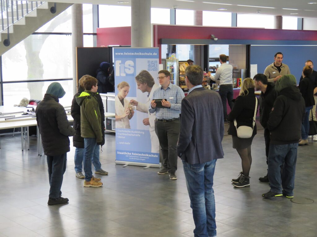 06 Berufsfachschullehrer Tissen beginnt Besucherinfo