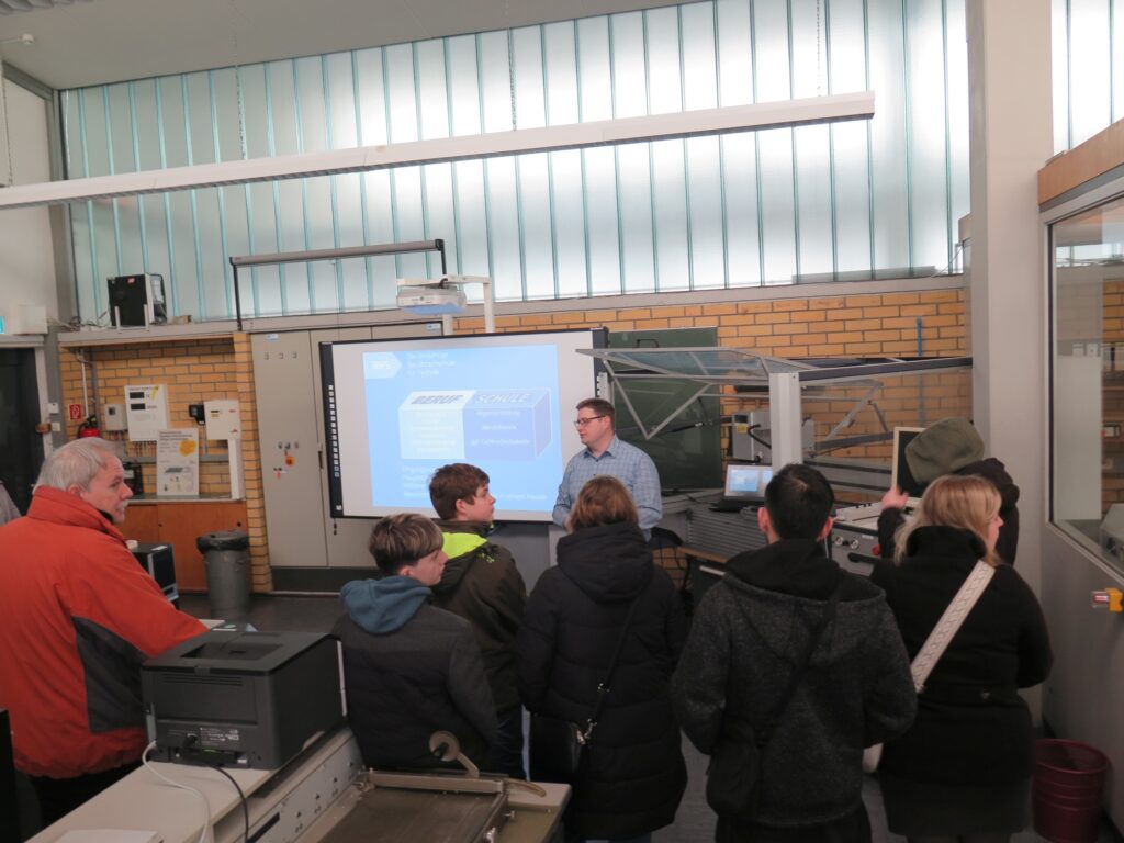 07 Berufsfachschullehrer Tissen informiert in Elektronikerwerkstatt