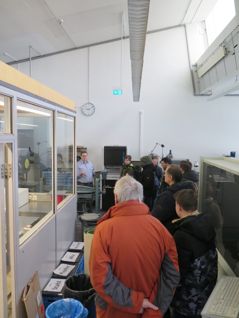 08 Berufsfachschullehrer Tissen informiert in Elektronikerwerkstatt Hochkantformat