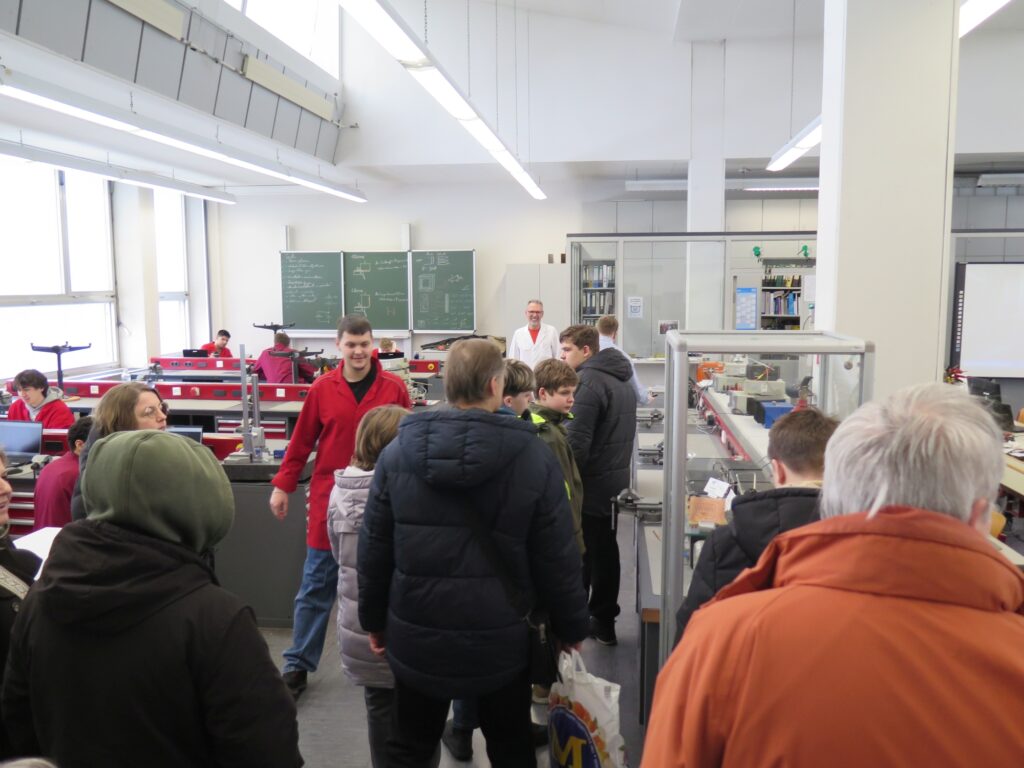 09 Berufsfachschulinteressenten in Elektronikwerkstatt