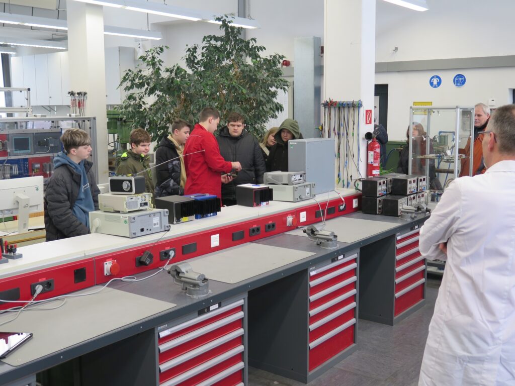 10 Elektronikerschüler erläutert Besuchern 1