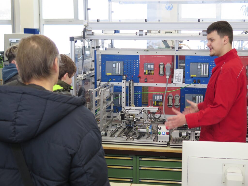 11 Elektronikerschüler erläutert Besuchern 2