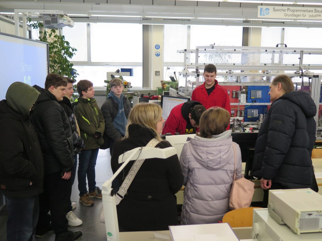 12 Elektronikerschüler erläutern Besuchern