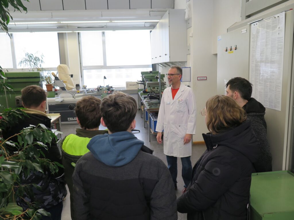 13 Elektroniklehrer Armborst informiert Besucher