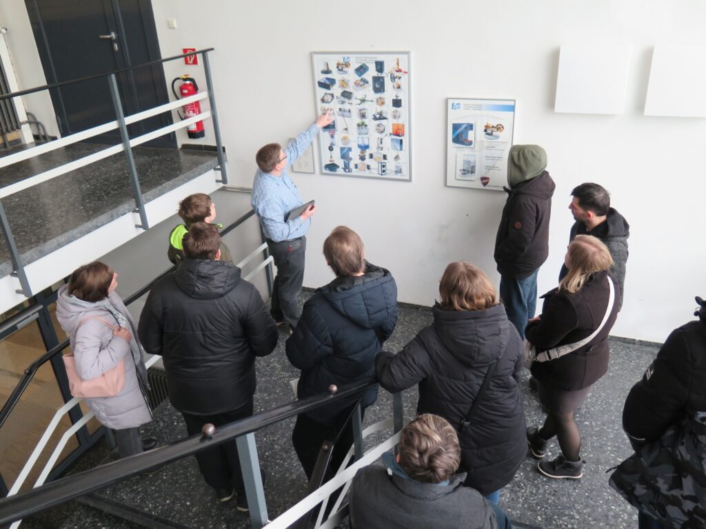 14 Berufsfachschullehrer Tissen erläutert Besuchern Gesellenstücke