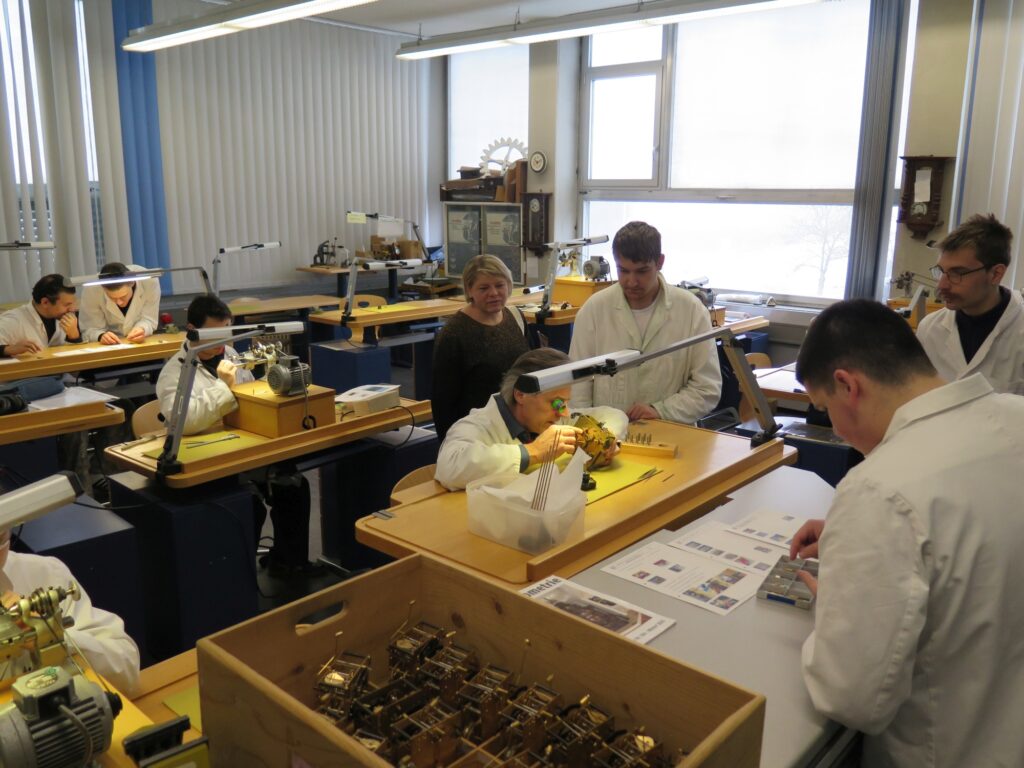 16 Uhrmacherlehrer Loga und Schüler demonstrieren Besuchern