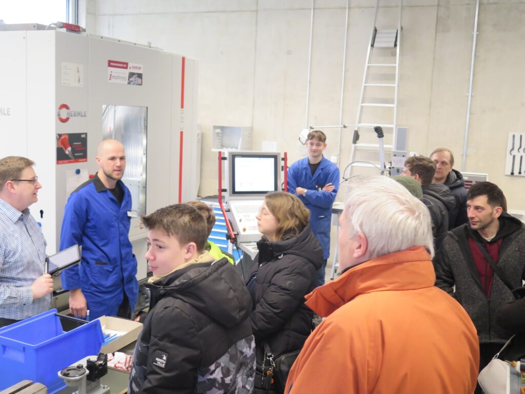 17a Berufsfachschulinteressierte bei Litterst und 5_Achsmaschine