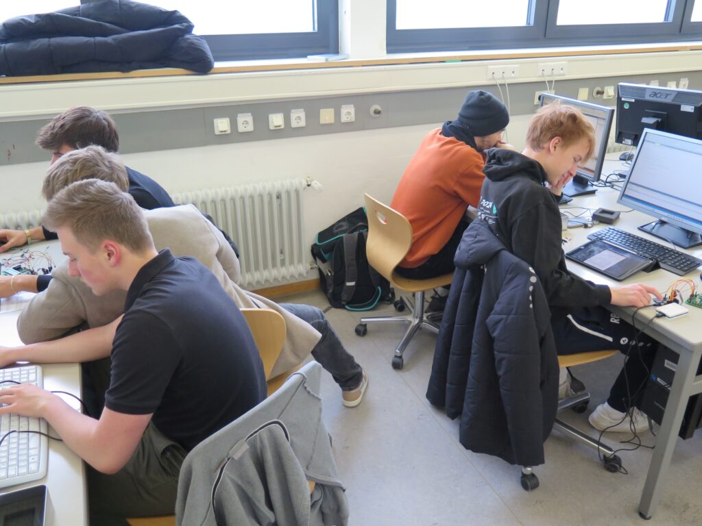 18 Berufskollegschüler stehen für Demonstrationen für Besucher bereit