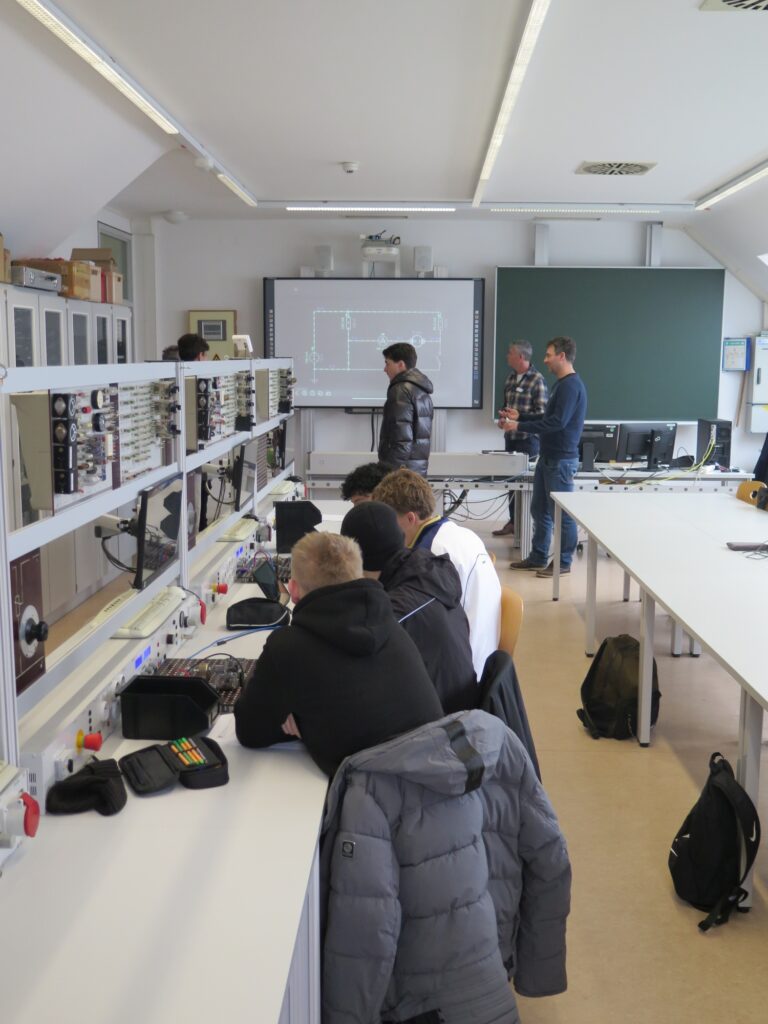 19 Lehrer Pirmin Held demonstriert mit Schülern Elektroniklabor