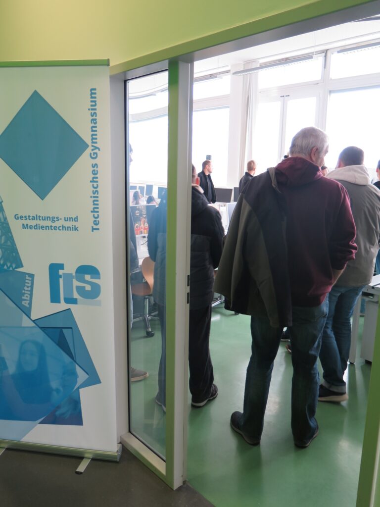 20 Besucher bei Banner Gestaltungs_ und Medientechnik Hochkantformat