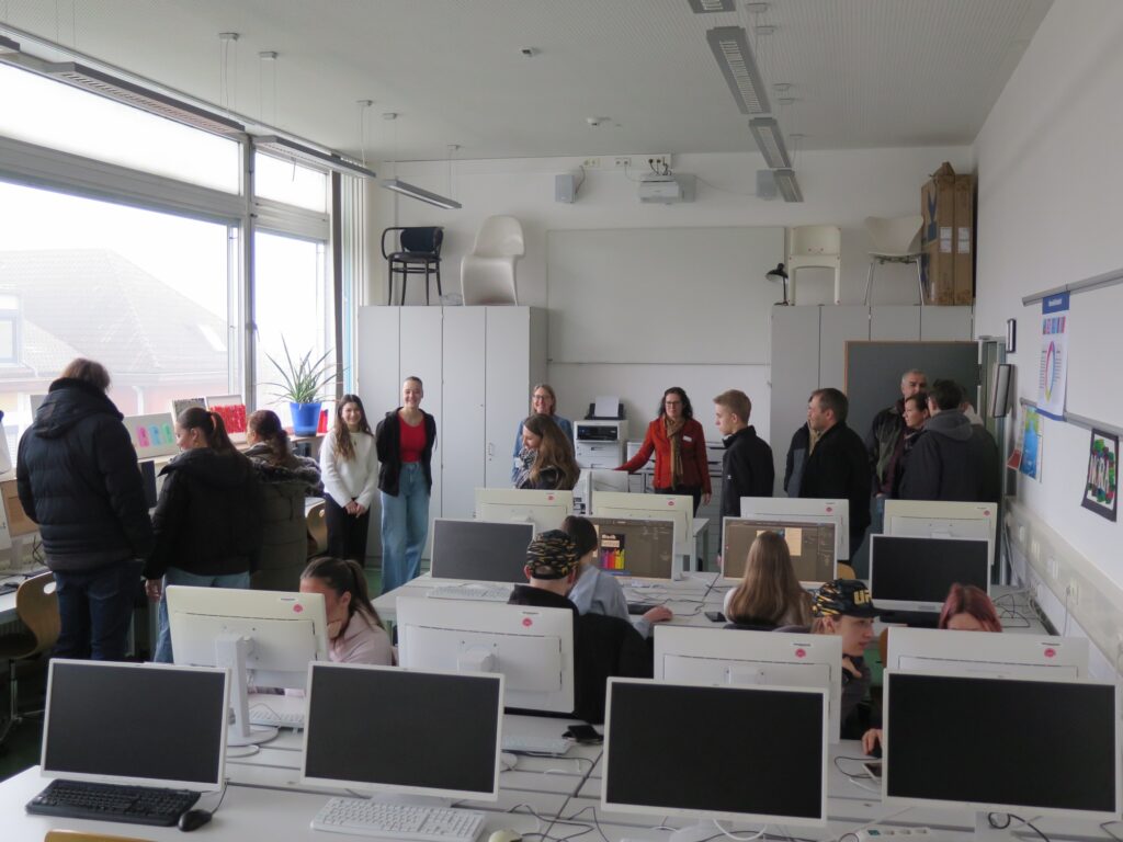 21 Besucher bei Schülern mit Kollegn Gestaltungs_ und Medientechnik