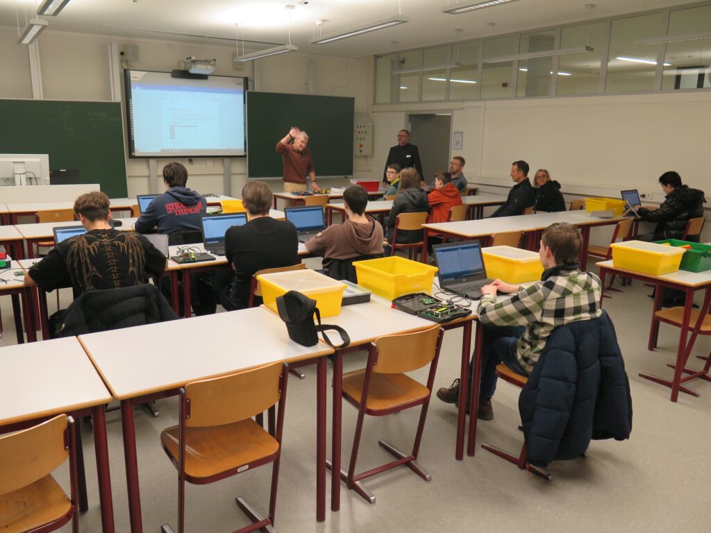 22 Besucher bei Schülern und Kollegn Informationstechnik