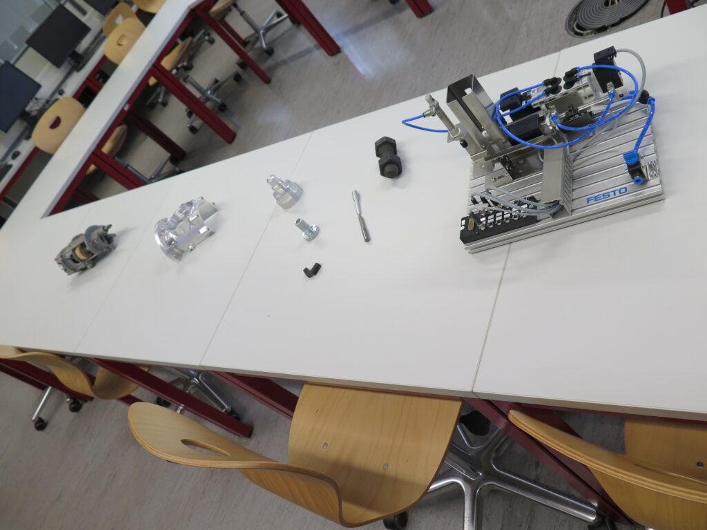 23 Demonstrationsobjekte für Mechatronik Technisches Gymnasium