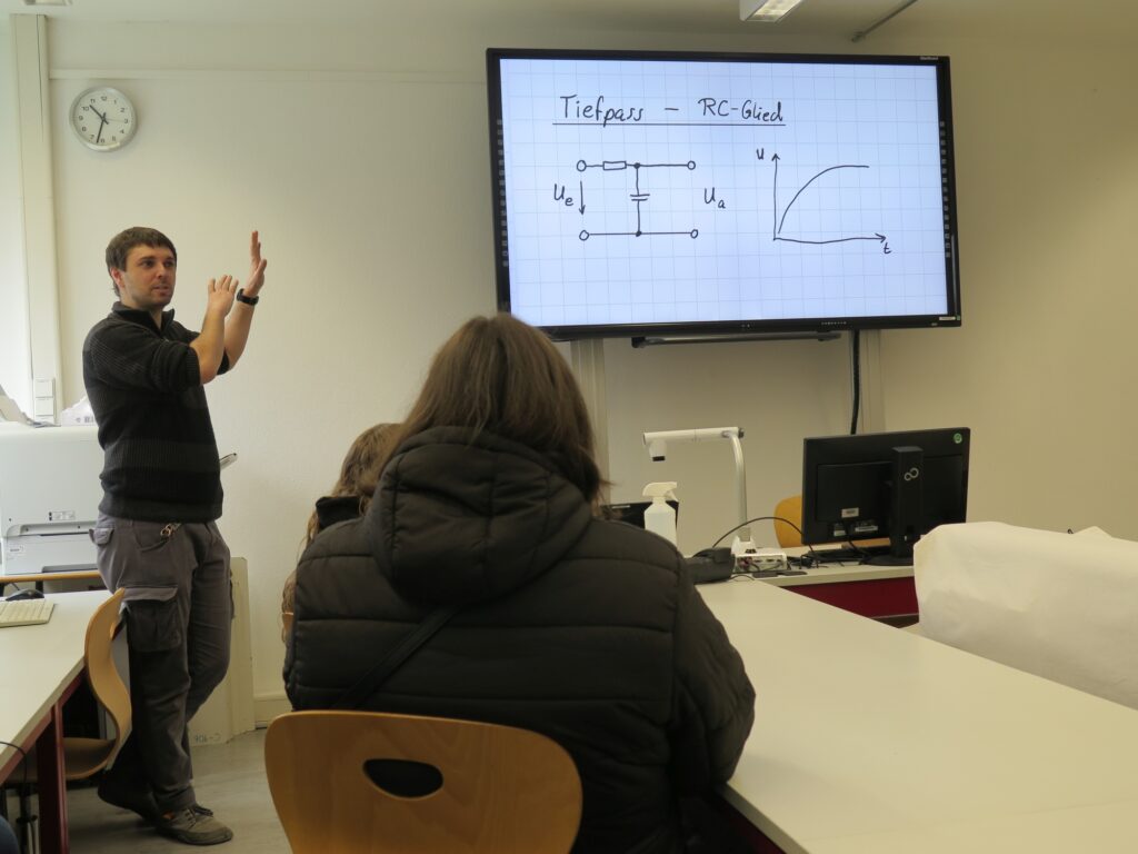25 Lehrer Weißhaar erläutert Steuerungsprogramm