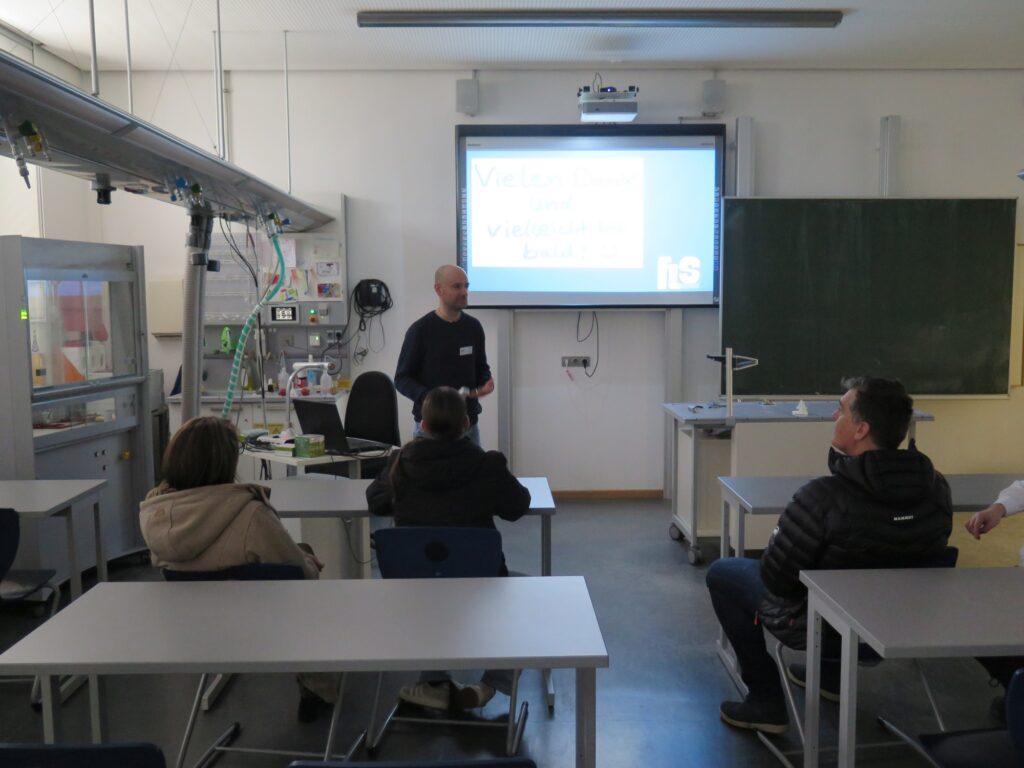 27 Lehrer Singer erläutert und demonstriert Chemie