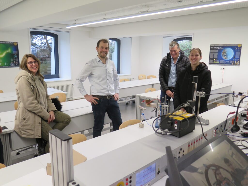 28 Lehrer Hofmeier erläutert und demonstriert Physik