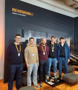 Bildunterschrift: Klasse 3BFM3 (3. Lehrjahr Feinwerkmechaniker) mit ihren Lehrern Michael Miksic (li.) und Stefan Litterst beim Unternehmen Renishaw in Pliezhausen.