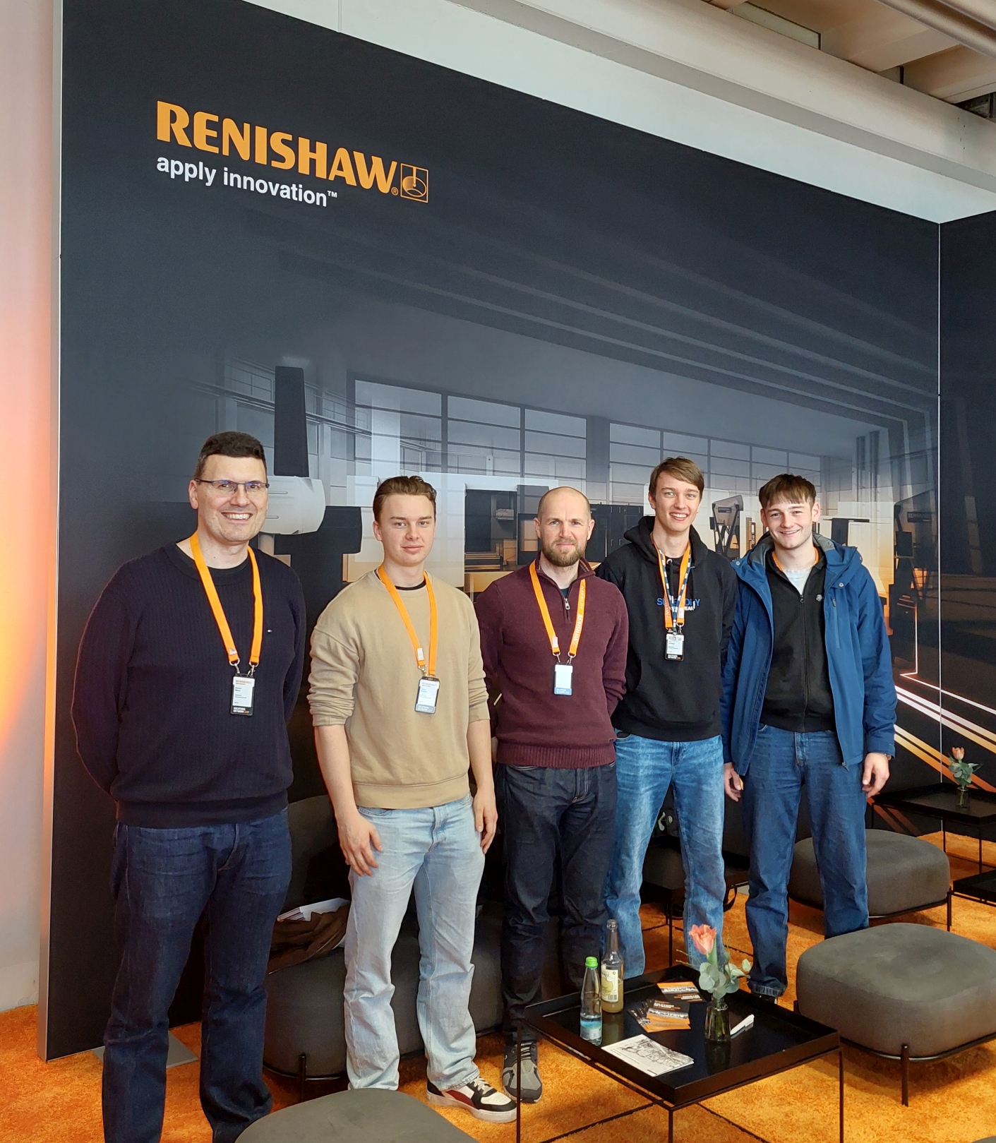 Bildunterschrift: Klasse 3BFM3 (3. Lehrjahr Feinwerkmechaniker) mit ihren Lehrern Michael Miksic (li.) und Stefan Litterst beim Unternehmen Renishaw in Pliezhausen.