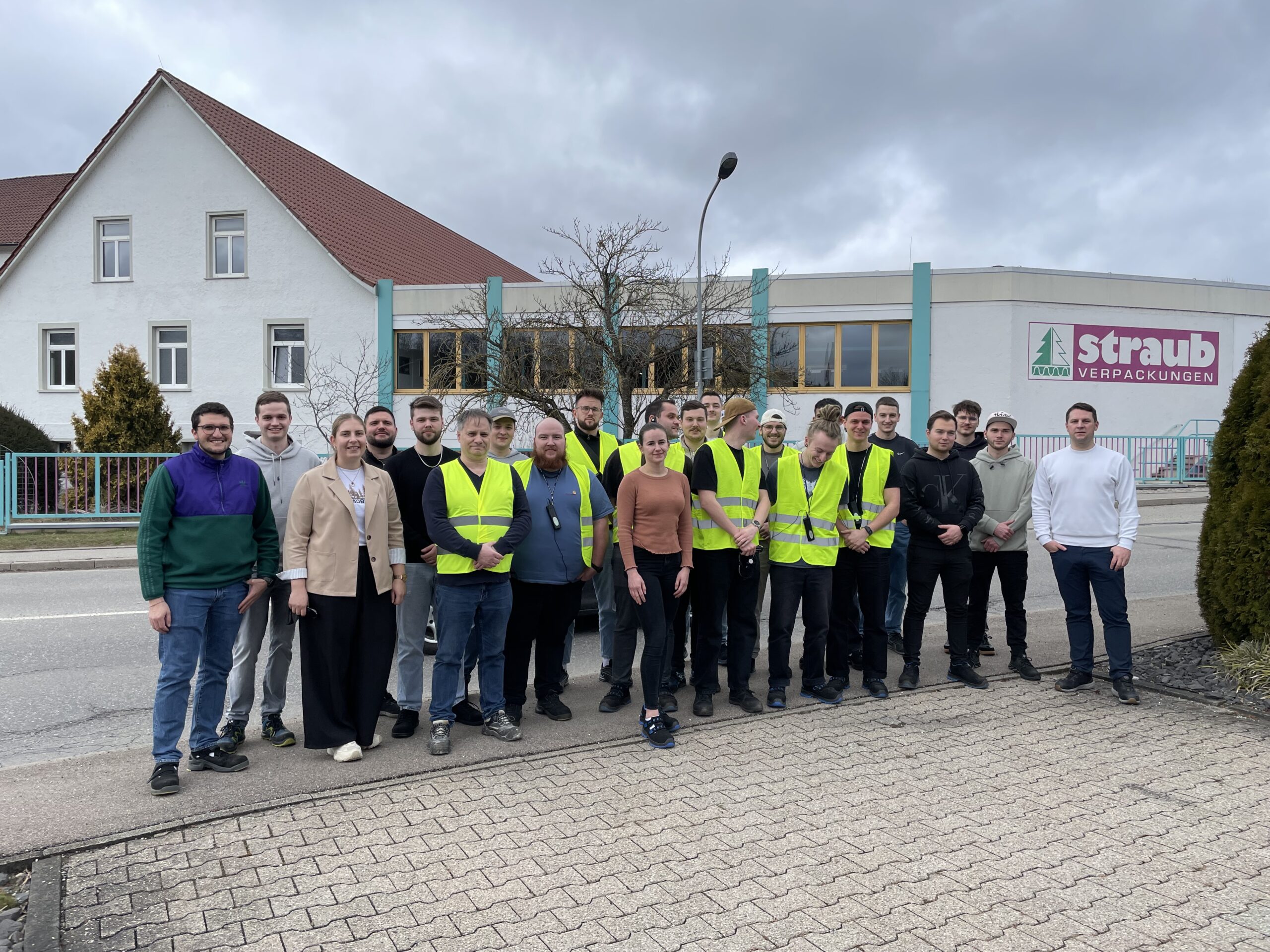 links Simon Kropfreiter, 2.v.l. Lena Hildebrand, rechts Christian Schäfer (Betriebsleiter)
