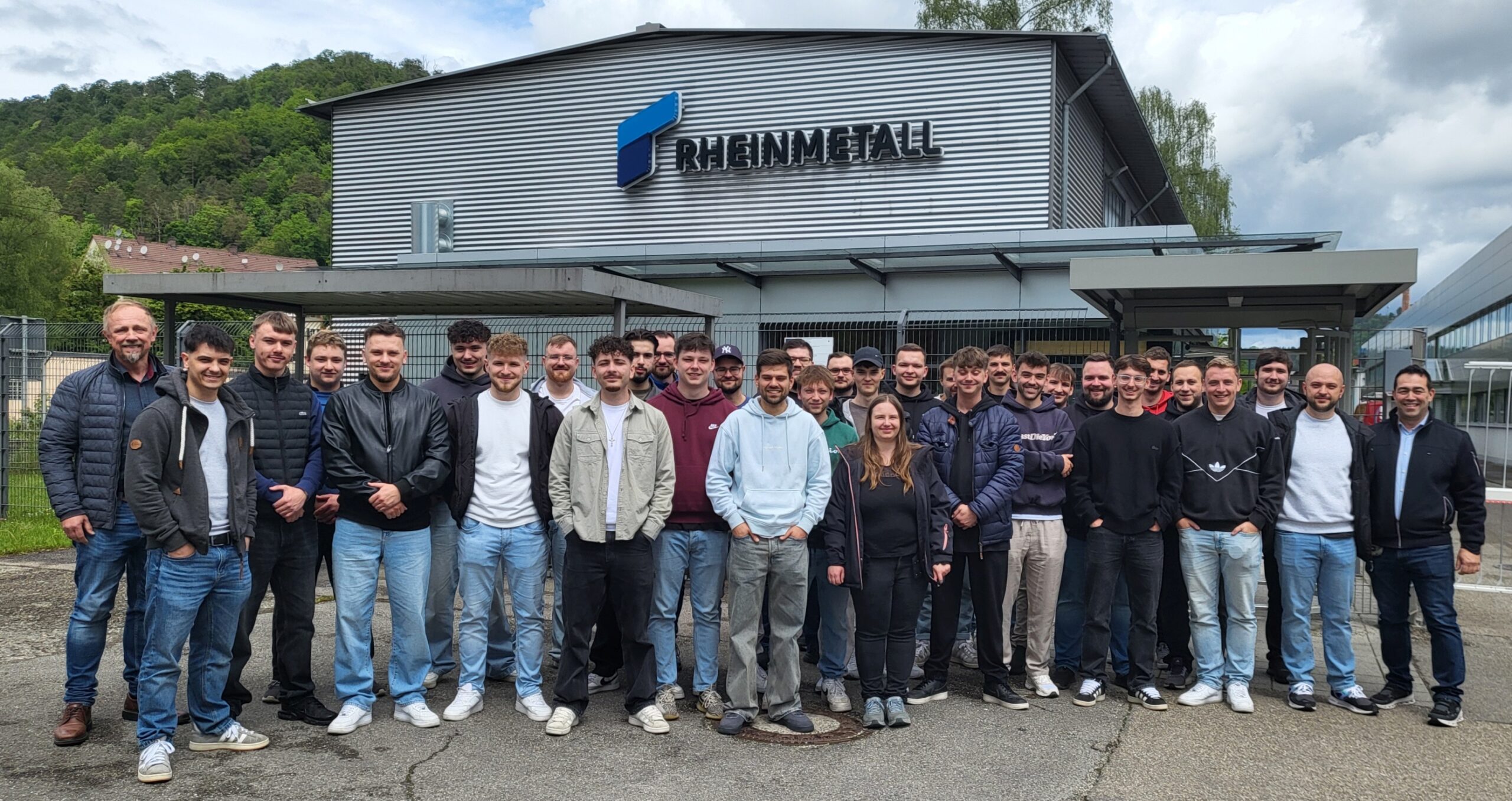 Angehende Techniker der Feintechnikschule auf der Fahrt nach München mit einem Halt in Oberndorf beim Unternehmen Rheinmetall