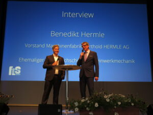 06 Ehemaligeninterview frontal