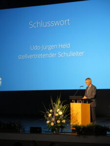 159 Held verabschiedet hochkant