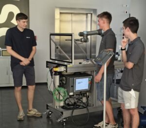 Vorführung des interaktiven Roboters gegen den man TicTacToe spielen kann.