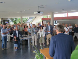 Schulleiter Thomas Ettwein eröffnet die Ausstellung