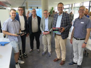 Absolvent zeigt Schulleiter Thomas Ettwein, OB Jürgen Roth, Landrat Sven Hinterseh, MdL Andreas Braun und stellv. Schulleiter Udo-Jürgen Held sein Projekt