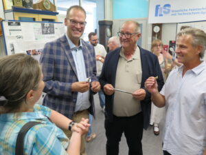 Andreas Braun, MdL mit OB Jürgen Roth und Uhrmacherlehrer Alexander Loga