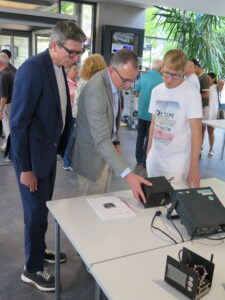 Schulleiter Thomas Ettwein mit Landrat Sven Hinterseh mit Absolvent