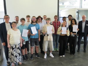Roboterwettbewerb mit Schulleiter Thomas Ettwein, Schiedsrichtern Monika Itta und Pirmin Held. Mitte: Fachlehrer Thomas Kusch und rechts Abteilungsleiter Marc Fehrenbacher mit der Klasse TGEI