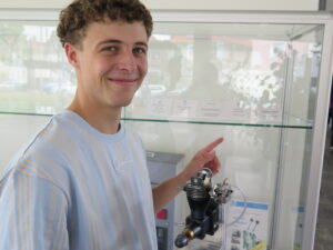 Absolvent mit Abschlussarbeit